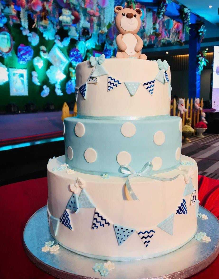 Premium RED N White Velvet Cake